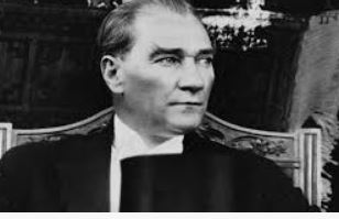Mustafa Kemal Atatürk portresi ve Cumhuriyet devrimleri akademik analiz görseli