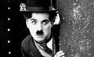 Charlie Chaplin'in Şarlo karakteriyle ikonik duruşu ve Modern Zamanlar filmindeki makineleşme sahneleri.
