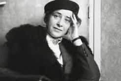 Hannah Arendt portresi ve totalitarizmin kaynakları üzerine akademik analiz görseli