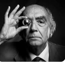 Saramago, alışılmışın aksine körlüğü siyah bir karanlık olarak değil, her şeyi yutan süt beyazı bir parlaklık olarak kurgular.