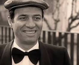 Kemal Sunal'ın gülümseyen portresi ve Türk sinemasındaki toplumsal dönüşümü simgeleyen film sahneleri.