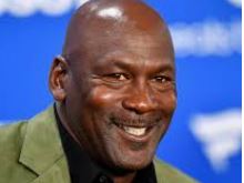 Michael Jordan'ın ikonik smaç pozisyonu ve modern basketbolun küresel gelişimini simgeleyen grafikler.