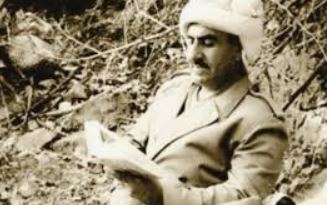 Molla Mustafa Barzani'nin geleneksel kıyafetli tarihi fotoğrafı ve Ortadoğu jeopolitiğindeki yerini simgeleyen harita detayları.