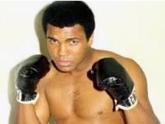 Muhammed Ali'nin ringdeki ikonik duruşu ve sivil haklar mücadelesini simgeleyen tarihsel görsel analizi.