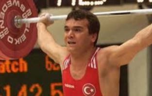 Naim Süleymanoğlu'nun Seul 1988 Olimpiyatları'ndaki tarihi rekor kaldırışı.