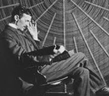 Nikola Tesla'nın laboratuvarındaki deneyleri ve Wardenclyffe Kulesi'nin mühendislik tasarımı.