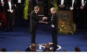 Orhan Pamuk'un Nobel ödül törenindeki duruşu ve Masumiyet Müzesi'ndeki nesnelerin estetik dizilimini simgeleyen görsel.