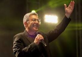 Zülfü Livaneli sahne resmi.