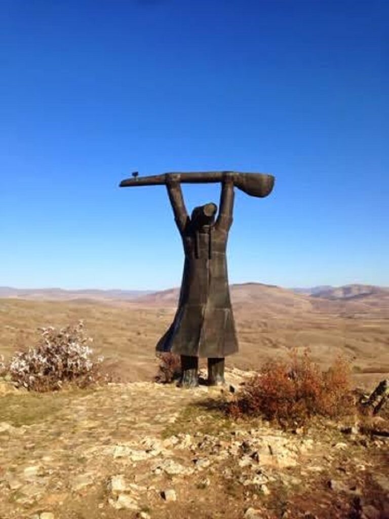 Pir Sultan Abdal’ı sembolize eden ozan figürü, saz ve doğa ile bütünleşmiş geleneksel Anadolu görselleri