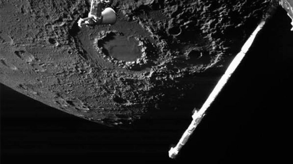 Merkür'ün kavurucu yüzeyinin üzerinde süzülen ESA ve JAXA'nın BepiColombo uzay aracı